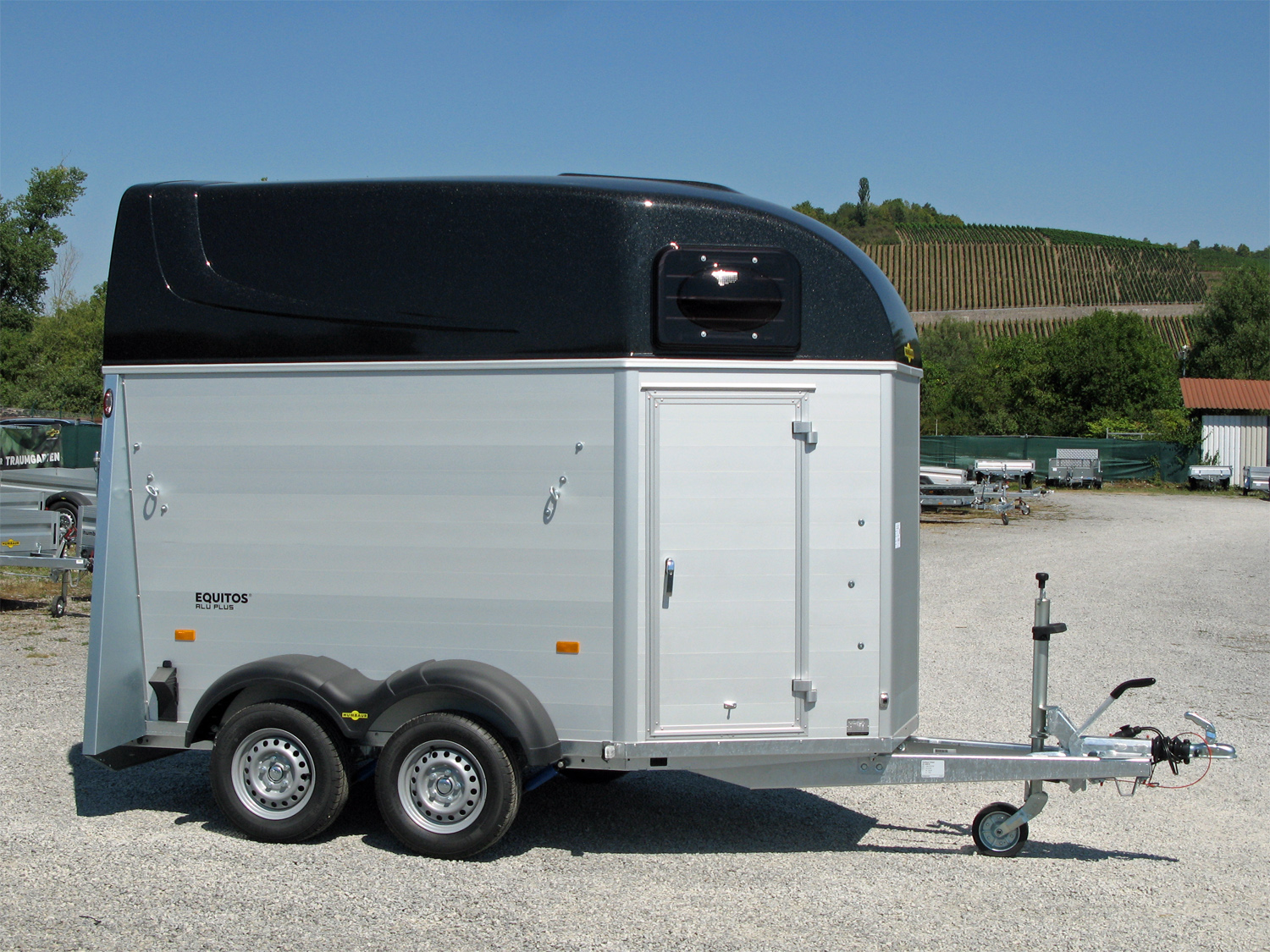 Humbaur Equitos Alu Plus 2400 Pferdeanhänger für 2 Pferde