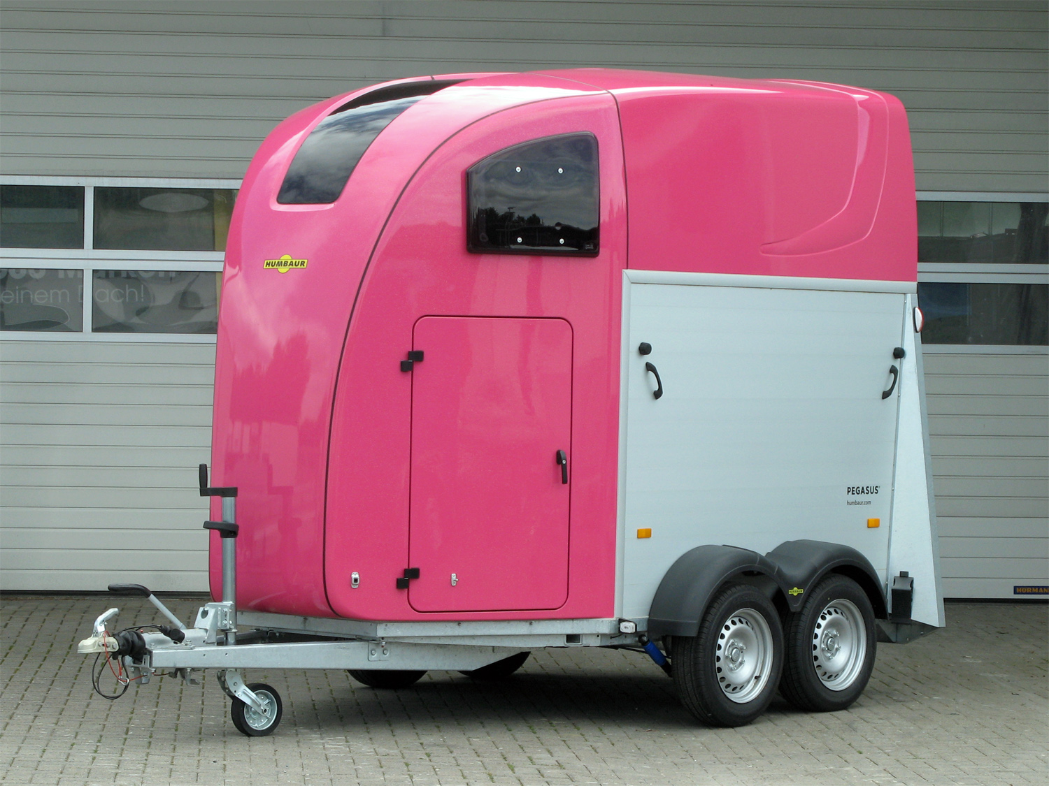 Humbaur Pegasus 2700 Pferdeanhänger mit Schwenk-Drehtüre und Panoramadach
