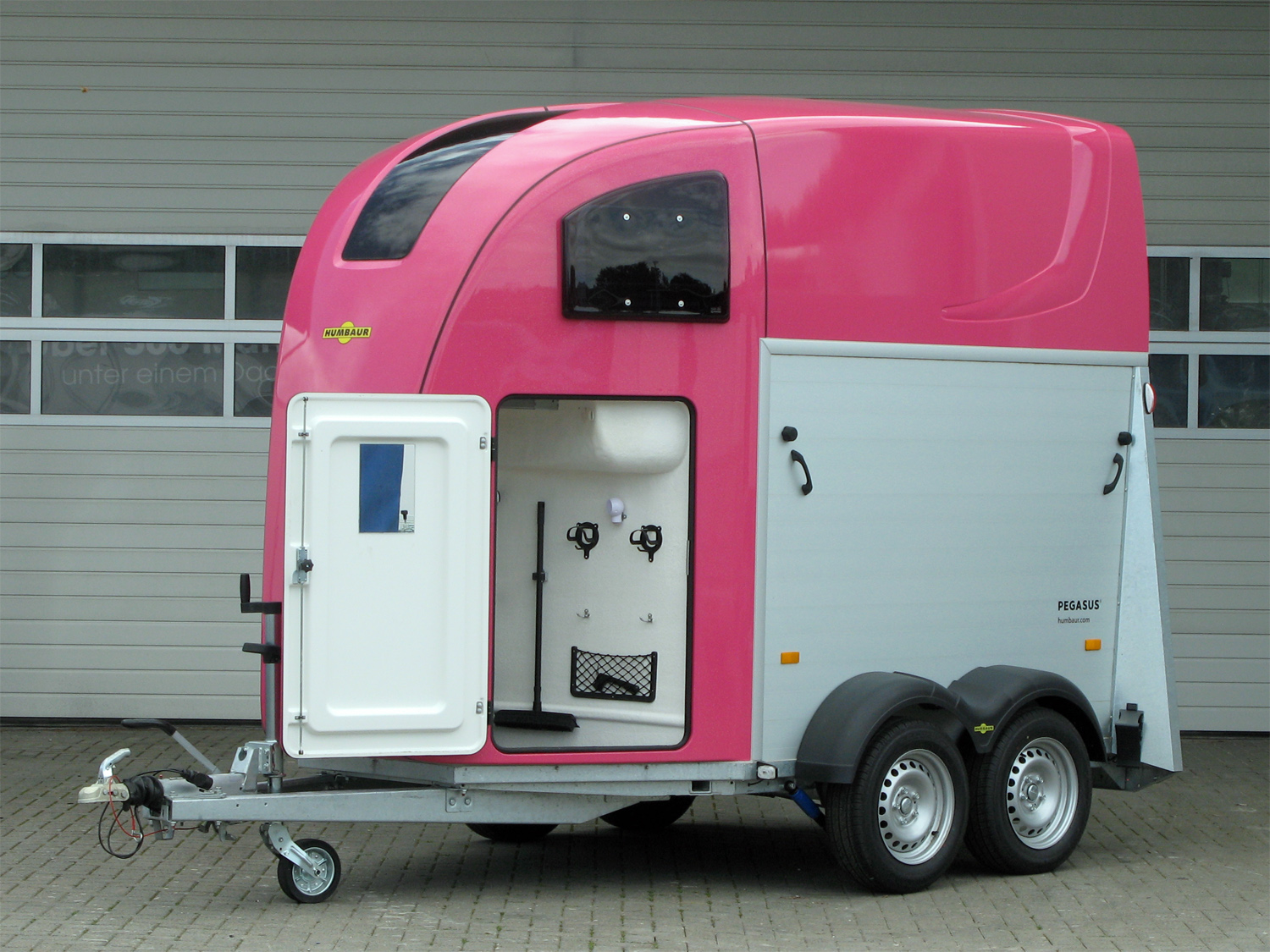 Humbaur Pegasus 2700 Pferdeanhänger mit Schwenk-Drehtüre und Panoramadach